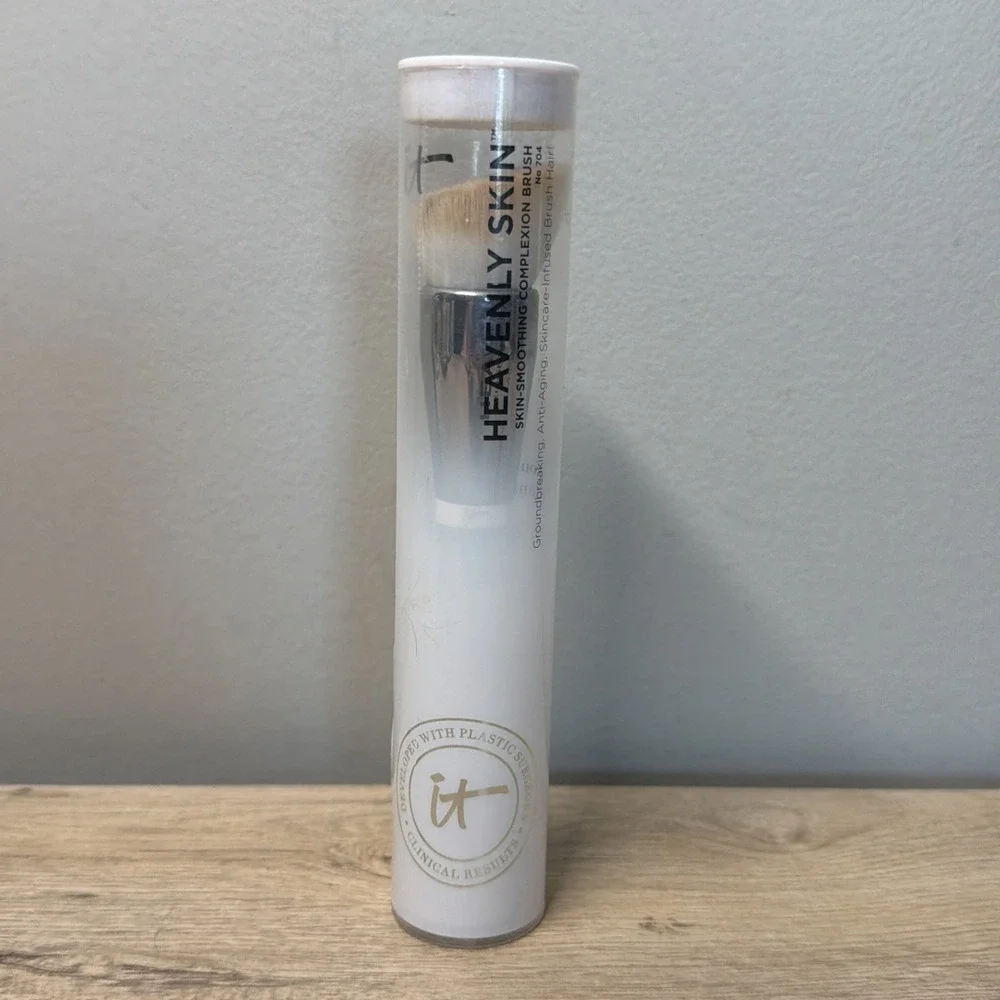 IT Cosmetics Heavenly Skin No 704 Skin Smoothing Complexion Makeup Brush New